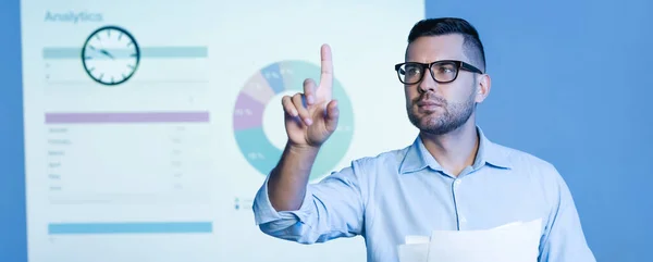 Hombre Negocios Gafas Apuntando Con Dedo Cerca Gráficos Pared Pancarta —  Fotos de Stock