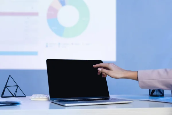 Обрізаний Вид Бізнес Леді Вказуючи Пальцем Ноутбук Порожнім Екраном Столі — стокове фото