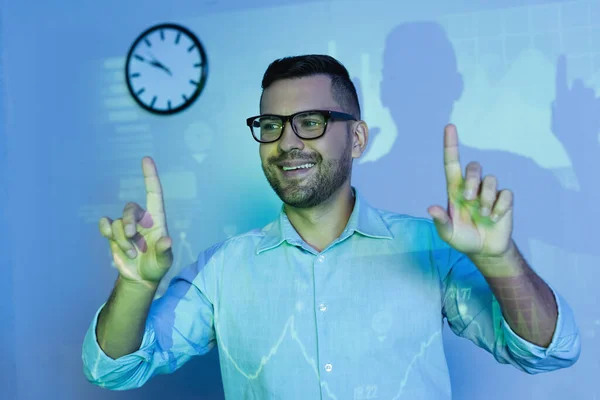 Šťastný Podnikatel Brýlích Ukazuje Prsty Úřadu — Stock fotografie