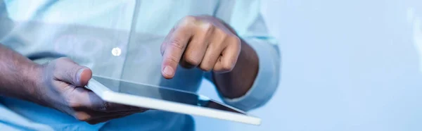 Częściowy Widok Biznesmena Wskazującego Palcem Cyfrowy Tablet Pustym Ekranem Baner — Zdjęcie stockowe