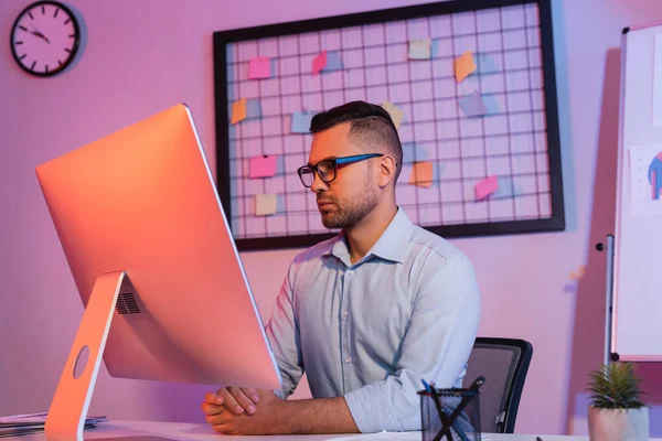 Geschäftsmann Mit Brille Blickt Büro Auf Computermonitor — Stockfoto
