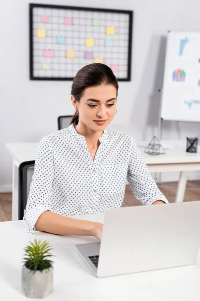 Businesswoman Typing Laptop Desk Office — Stock Photo, Image