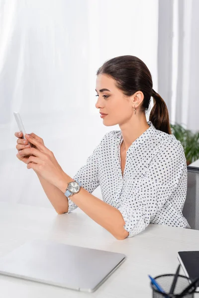 Geschäftsfrau Benutzt Smartphone Der Nähe Von Laptop Auf Schreibtisch — Stockfoto