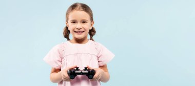 KYIV, UKRAINE - 25 Kasım 2020: Mavi üzerine izole edilmiş joystick tutan mutlu çocuk, afiş