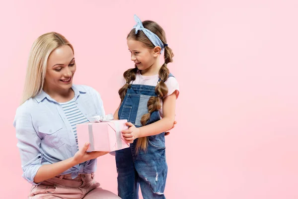 Vrolijk Kind Geven Cadeau Aan Gelukkig Moeder Geïsoleerd Roze — Stockfoto