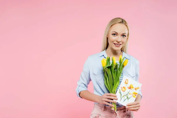 Lycklig Kvinna Håller Tulpaner Och Gratulationskort Isolerad Rosa — Stockfoto