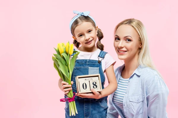 Boldog Gyerek Gazdaság Tulipánok Kockák Március Betű Közelében Anya Elszigetelt — Stock Fotó