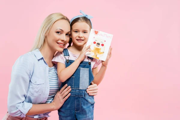 Feliz Niño Sosteniendo Tarjeta Felicitación Con Amo Mamá Letras Cerca — Foto de Stock