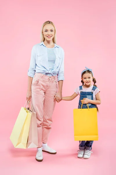 Longitud Completa Feliz Madre Hija Sosteniendo Bolsas Compras Rosa — Foto de Stock