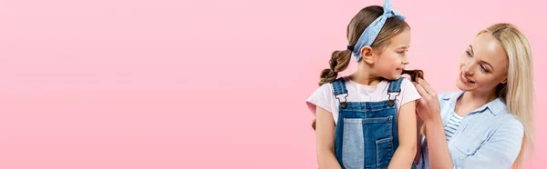 Mãe Feliz Trançando Cabelo Filha Isolada Rosa Banner — Fotografia de Stock