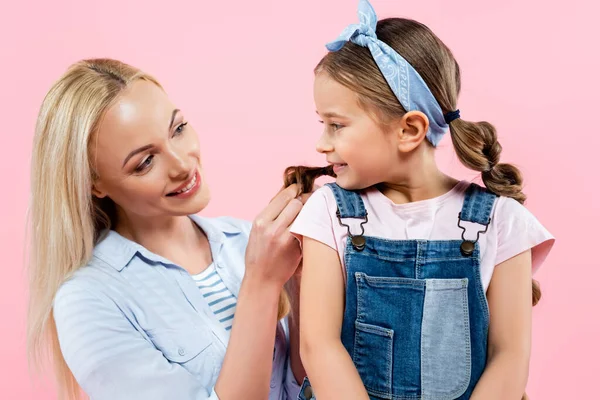 Feliz Madre Trenzando Pelo Hija Aislado Rosa — Foto de Stock