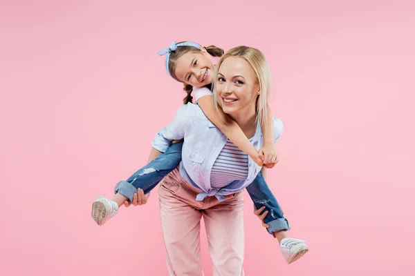 Šťastný Matka Piggybacking Dcera Izolovaný Růžový — Stock fotografie