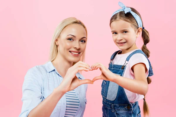 Ευτυχισμένη Μητέρα Και Κόρη Δείχνουν Σημάδι Καρδιάς Χέρια Απομονώνονται Ροζ — Φωτογραφία Αρχείου