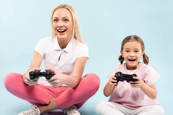 Kiew Ukraine November 2020 Verblüffte Mutter Und Tochter Mit Joysticks — Stockfoto