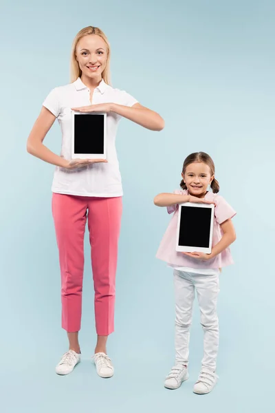 Longitud Completa Feliz Madre Hija Sosteniendo Tabletas Digitales Con Pantalla — Foto de Stock