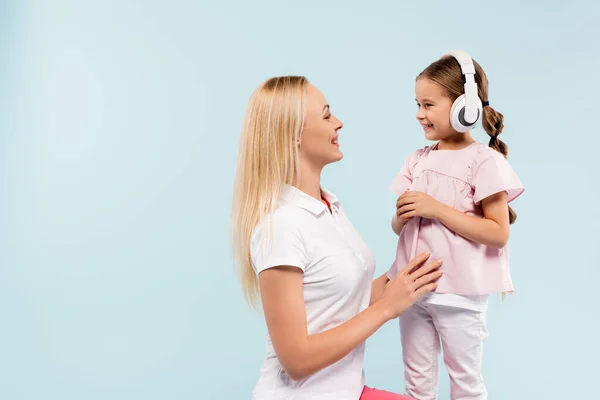 Niño Feliz Auriculares Inalámbricos Mirando Madre Aislada Azul — Foto de Stock