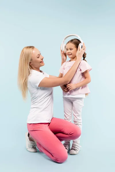 Longitud Completa Madre Feliz Con Auriculares Inalámbricos Azul — Foto de Stock