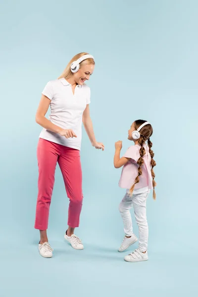 Volledige Lengte Van Gelukkig Moeder Kind Draadloze Hoofdtelefoon Dansen Blauw — Stockfoto