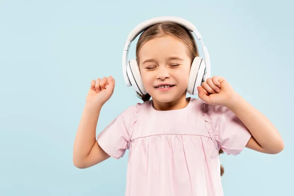 Szczęśliwy Dzieciak Zamkniętymi Oczami Słuchawkach Bezprzewodowych Uśmiechnięty Odizolowany Niebiesko — Zdjęcie stockowe