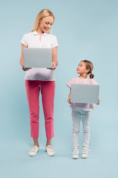 Pełna Długość Matki Córki Stojących Laptopami Patrzących Siebie Niebiesko — Zdjęcie stockowe