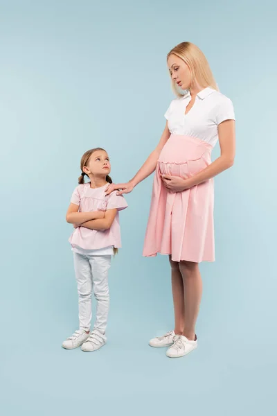 Förolämpad Unge Stående Med Gravid Mor Blå — Stockfoto