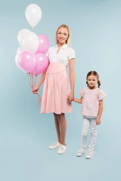 全身上下都是快乐的孕妇 她抱着蓝色的女儿身边的气球 — 图库照片