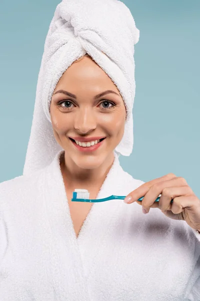 Mujer Feliz Sosteniendo Cepillo Dientes Con Pasta Dientes Aislado Azul — Foto de Stock