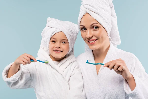 Feliz Madre Niño Albornoces Sosteniendo Cepillos Dientes Con Pasta Dientes — Foto de Stock