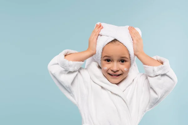 Niño Alegre Albornoz Crema Cosmética Toalla Ajustable Cara Cabeza Aislada — Foto de Stock