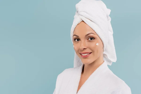 Mujer Feliz Albornoz Blanco Con Crema Cara Aislada Azul — Foto de Stock