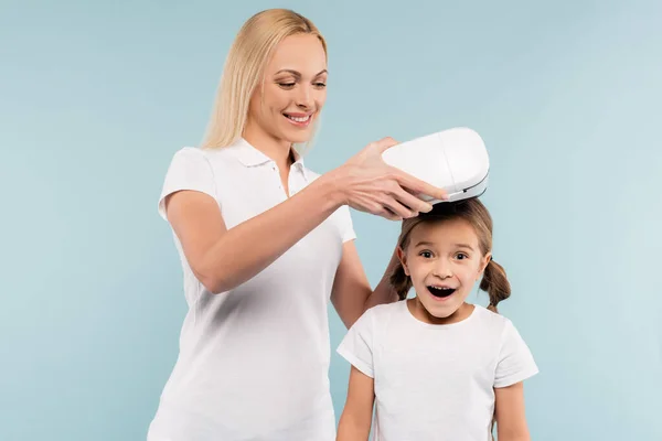 Alegre Madre Usando Auriculares Asombrado Hija Aislado Azul — Foto de Stock