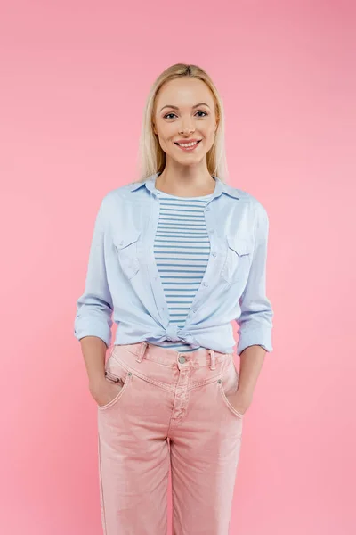 Happy Blonde Woman Smiling While Standing Hands Pockets Isolated Pink — Stock Photo, Image