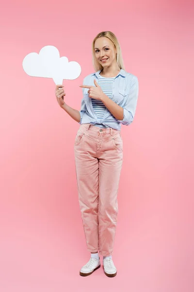 Volle Länge Der Glücklichen Blonden Frau Zeigt Mit Dem Finger — Stockfoto