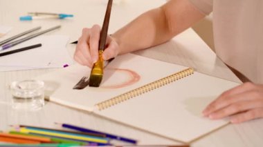 Fotokopi kitabında fırçayla resim yapan kadın manzarası