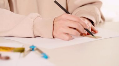 Cetvel kullanan ve kağıda çizgiler çizen kadın manzarası