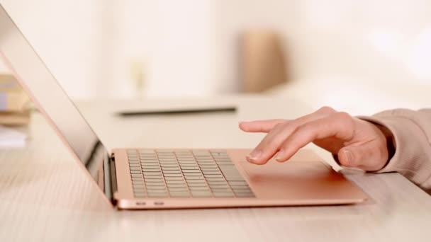 Καλλιεργημένη Άποψη Της Γυναίκας Χρησιμοποιώντας Touchpad Στο Laptop — Αρχείο Βίντεο