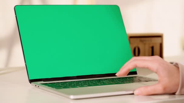 Vista Cortada Mulher Usando Laptop Com Tela Verde — Vídeo de Stock