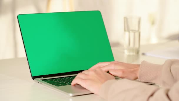Ausgeschnittene Ansicht Einer Frau Die Auf Laptop Mit Grünem Bildschirm — Stockvideo
