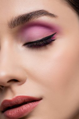 Gri üzerinde pembe göz farları olan bir kadın.