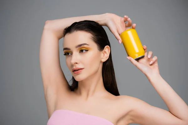 Brunette Young Woman Bare Shoulders Holding Yellow Can Soft Drink — Stock Photo, Image