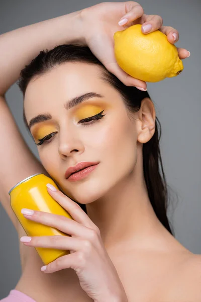 Morena Joven Sosteniendo Lata Amarilla Con Refresco Limón Orgánico Aislado — Foto de Stock