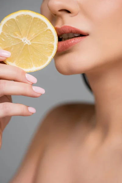 Cropped View Young Woman Holding Sliced Lemon Isolated Grey — Stock Photo, Image