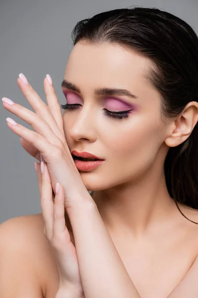 Mujer Sensual Con Sombras Ojos Rosados Aislados Gris — Foto de Stock