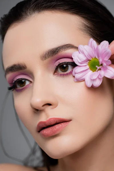 Närbild Sensuell Ung Kvinna Med Rosa Ögonskuggor Som Håller Blomman — Stockfoto