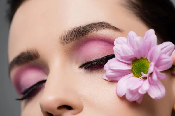 Vista Cortada Sensual Jovem Mulher Com Sombras Olho Rosa Segurando — Fotografia de Stock