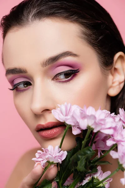 Närbild Ung Sensuell Kvinna Tittar Bort Nära Blommor Isolerad Rosa — Stockfoto