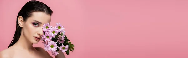 Giovane Donna Sensuale Che Tiene Fiori Isolati Rosa Striscione — Foto Stock