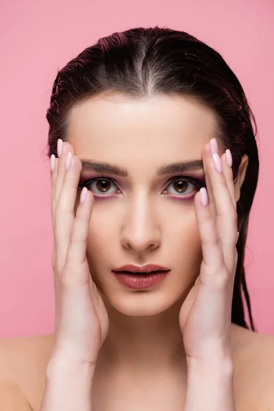Wanita Sensual Dengan Makeup Melihat Kamera Terisolasi Pada Merah Muda — Stok Foto