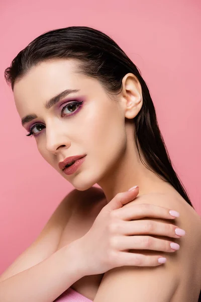 Mujer Joven Con Hombros Desnudos Maquillaje Mirando Cámara Aislada Rosa — Foto de Stock