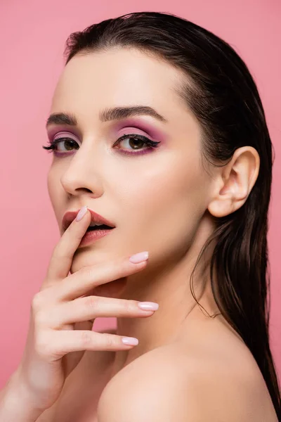 Mulher Sensual Com Ombros Nus Maquiagem Tocando Lábios Isolados Rosa — Fotografia de Stock